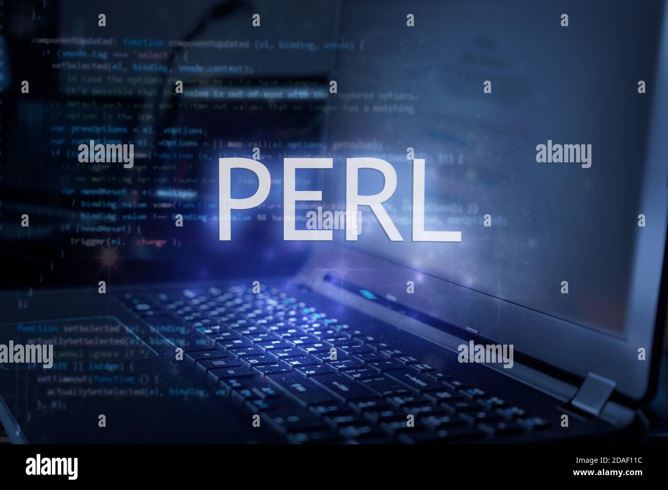 Iscrizione Perl su laptop e sfondo codice. Imparare il linguaggio di programmazione perl, corsi di computer, formazione. Foto Stock