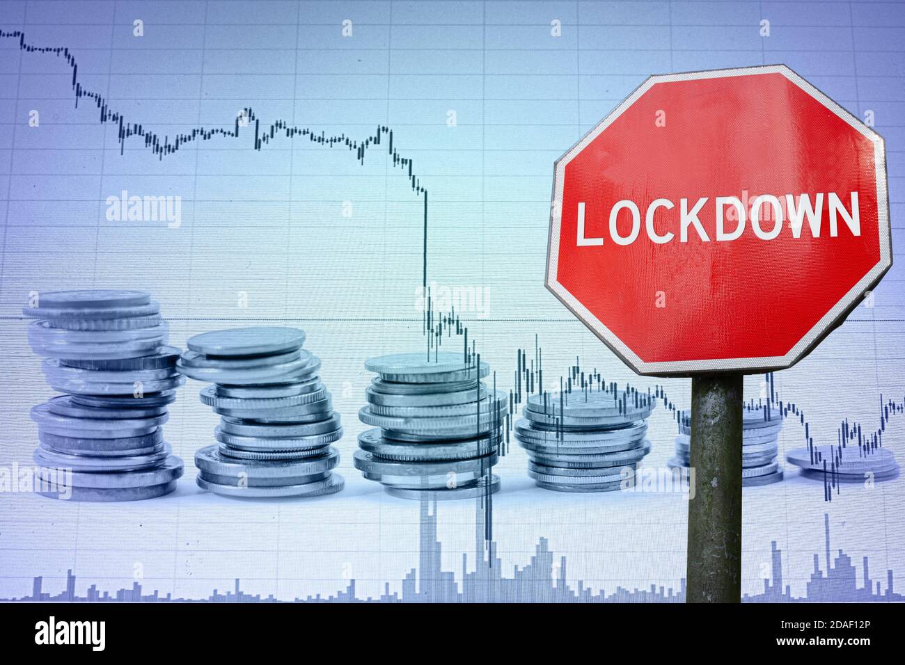 Lockdown segno sullo sfondo economico - grafico e monete. Blocco a causa del coronavirus. Crisi economica globale, recessione. Foto Stock