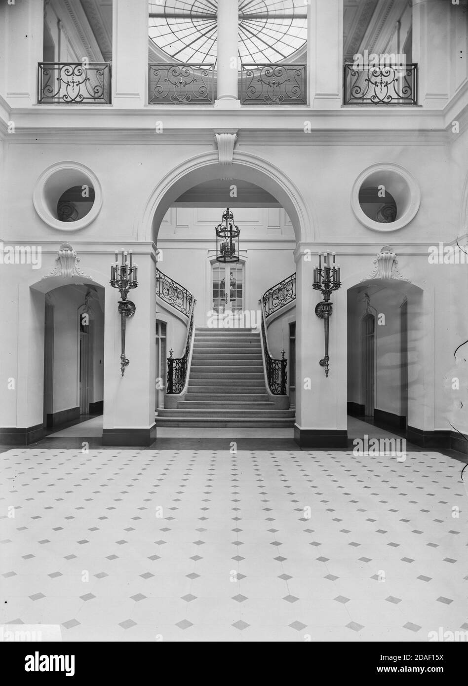 Vista verso la scalinata dell'Illinois Life Building, l'architetto Holabird e Roche, a Chicago, Illinois, circa 1923-1936. Foto Stock