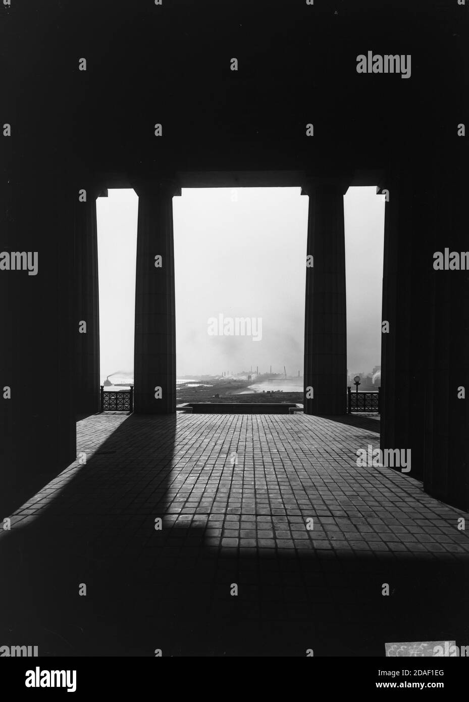 Attraverso colonne che guardano a sud con nuovi lavori di parco, al Soldier Field o al Grant Park Stadium, Chicago, Illinois, circa 1924. Foto Stock
