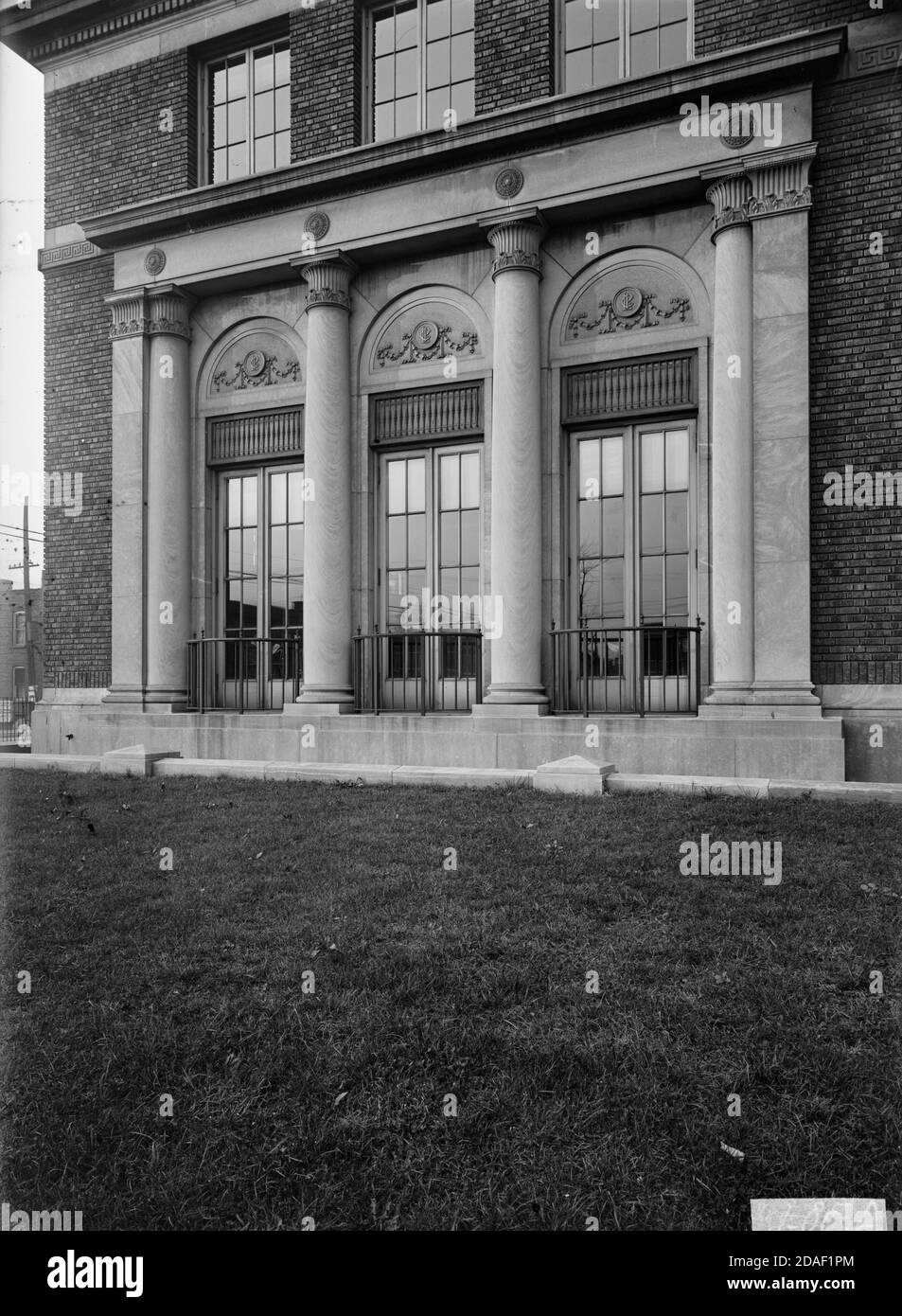 Dettaglio della fine dell'ala contro il sole, presso la filiale della Biblioteca pubblica di Chicago, architetto Alfred Alschuler, circa 1923-1936. Foto Stock Dettaglio della fine dell'ala contro il sole, presso la filiale della Biblioteca pubblica di Chicago, architetto Alfred Alschuler, circa 1923-1936. Foto Stock