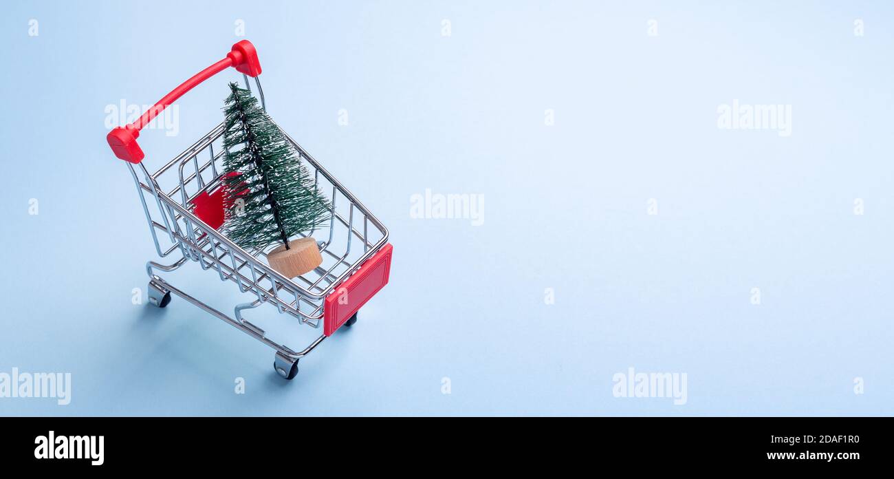 Copia su sfondo blu del carrello con abeti Concept di vendita di Natale Top view Copy space - Image Foto Stock