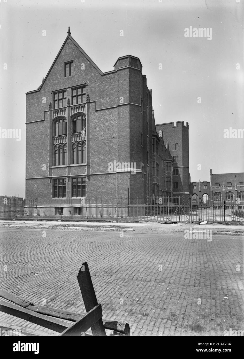 Esterno che mostra la fine di un'ala all'University of Illinois College of Medicine, Chicago, Illinois, circa 1923-1936. Foto Stock