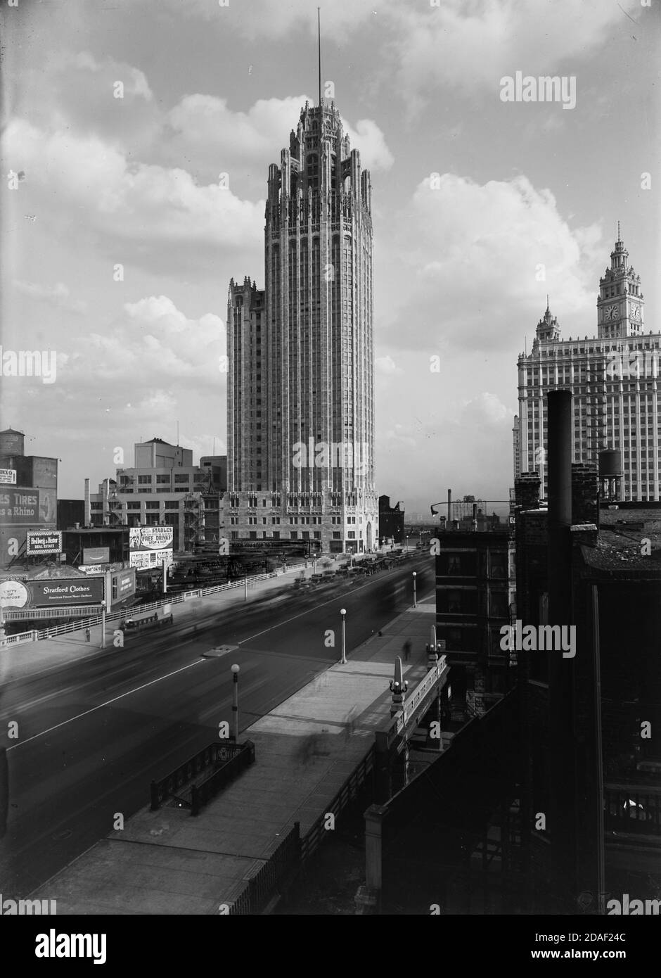 L'elevazione completa della Torre Tribune guarda a sud su Michigan Avenue, l'architetto Howells e Hood, Chicago, Illinois, circa 1925-1936. Foto Stock
