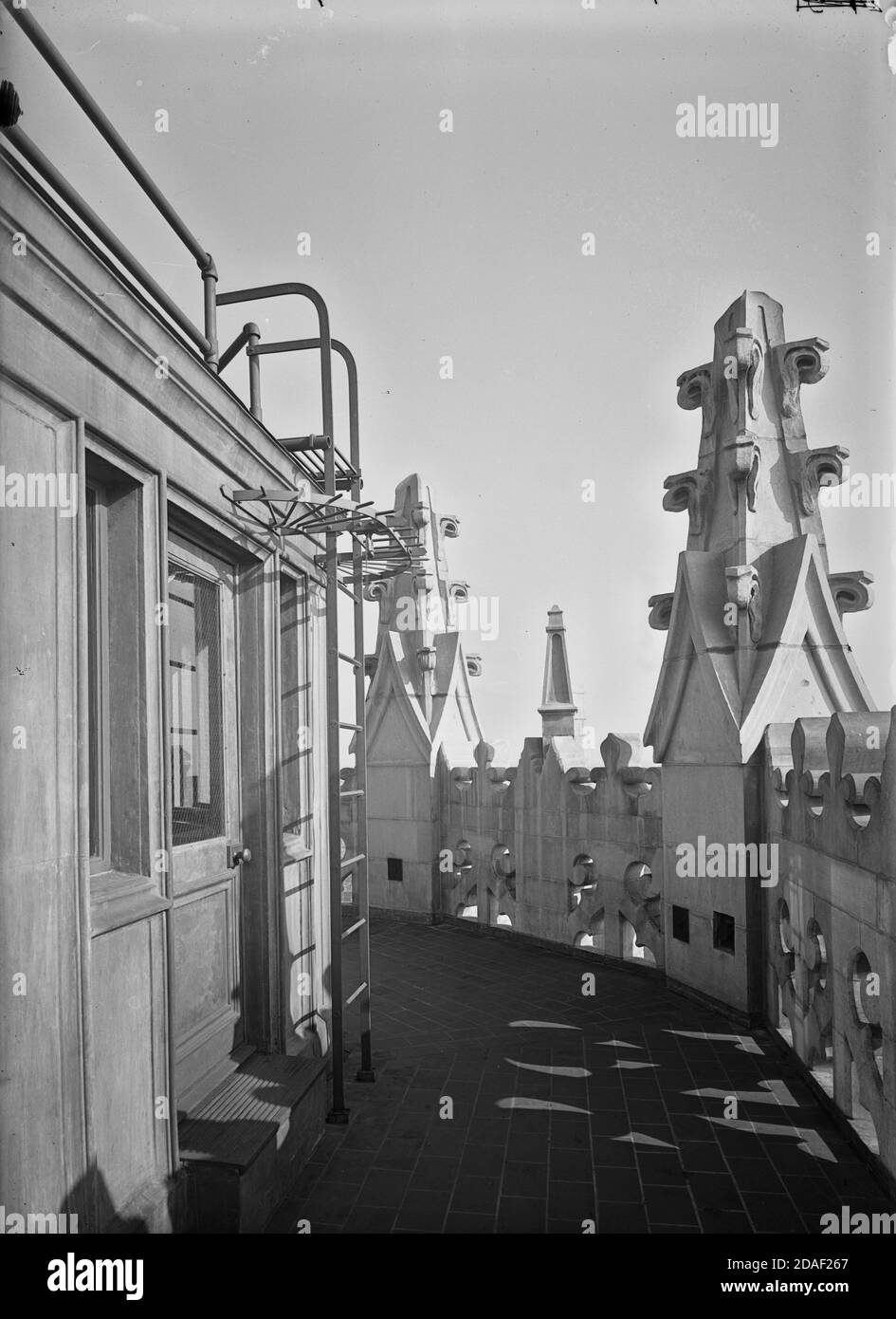 Dettaglio architettonico, tetto della Trimune Tower, architetto Howells e Hood, al 435 North Michigan Avenue, a Chicago, Illinois, circa 1925-1936. Foto Stock