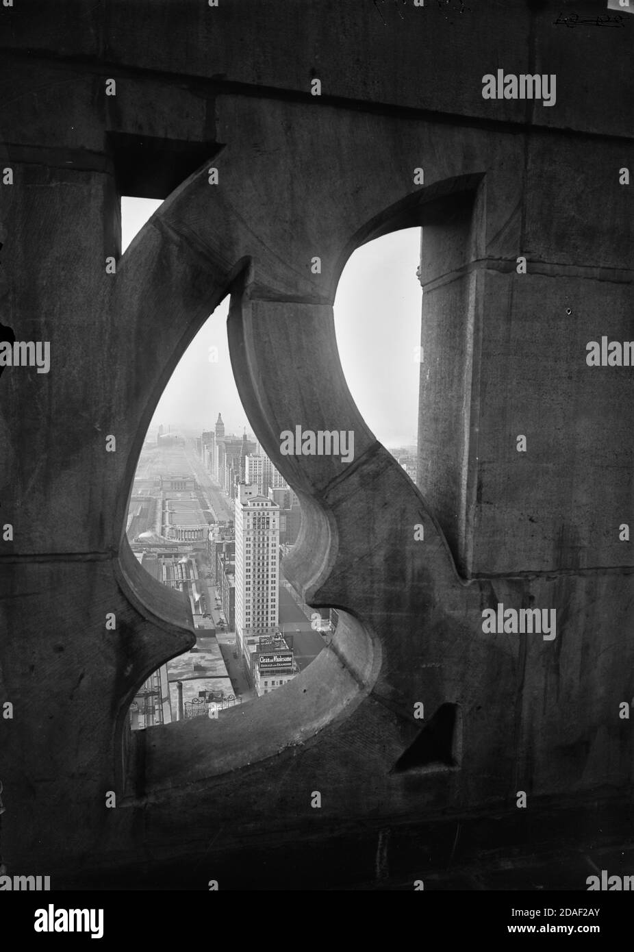 Vista a sud su Michigan Avenue, attraverso i dettagli architettonici della Trimune Tower, l'architetto Howells e Hood, Chicago, Illinois, circa 1925-1936. Foto Stock