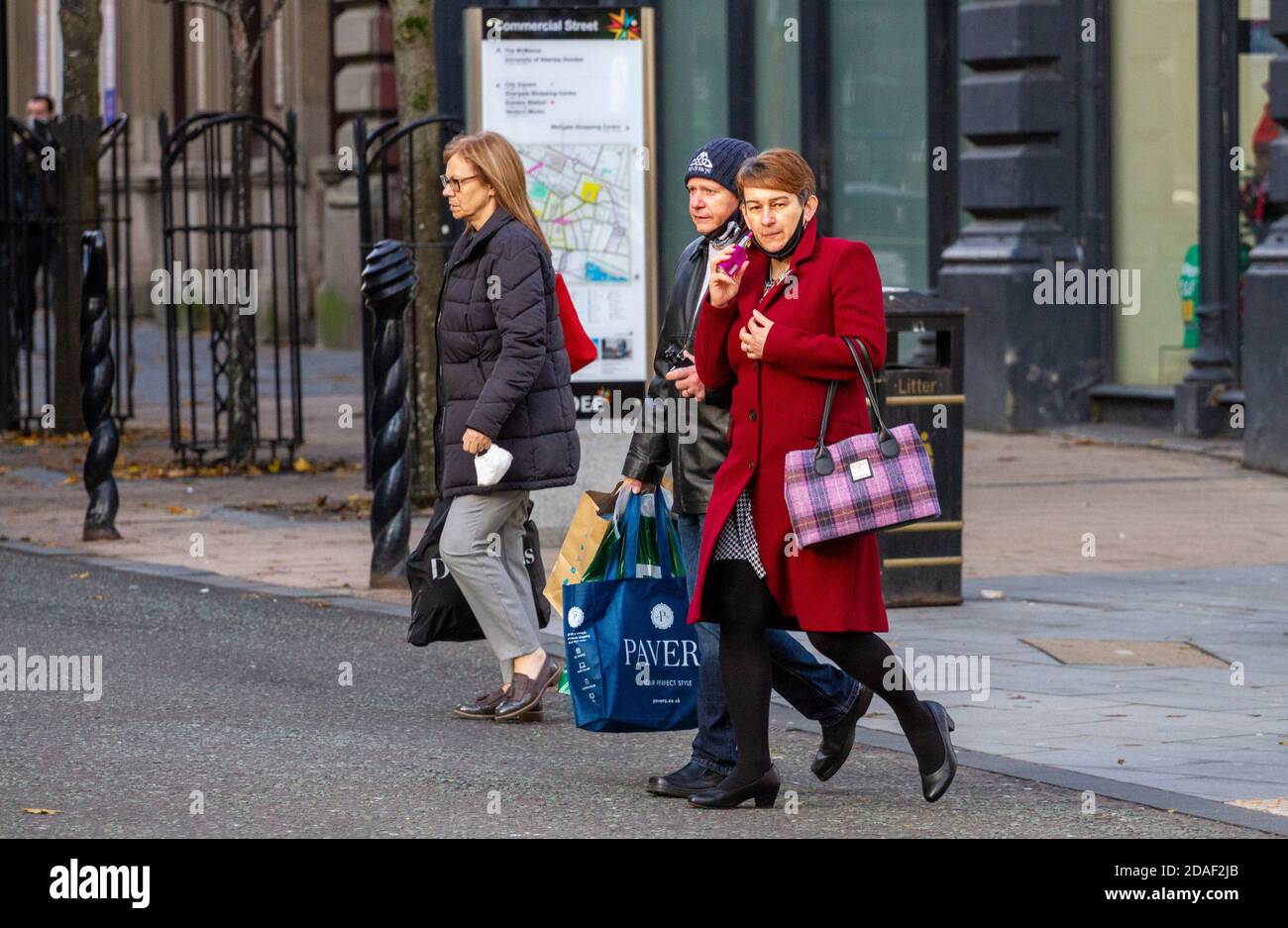 Dundee, Tayside, Scozia, Regno Unito. 12 Nov 2020. Notizie del Regno Unito Covid-19 Lockdown. A Dundee c'è stata una quantità minore di persone in giro per le strade e alcuni negozi essenziali aperti dal momento che è stata applicata la restrizione più severa di Lockdown di livello 3 Covid-19. Alcuni residenti locali sono ben consapevoli delle linee guida per le distanze sociali e l'uso di maschere facciali sono fuori shopping nel centro della città in un freddo pomeriggio di novembre. Credit: Dundee Photographics/Alamy Live News Foto Stock