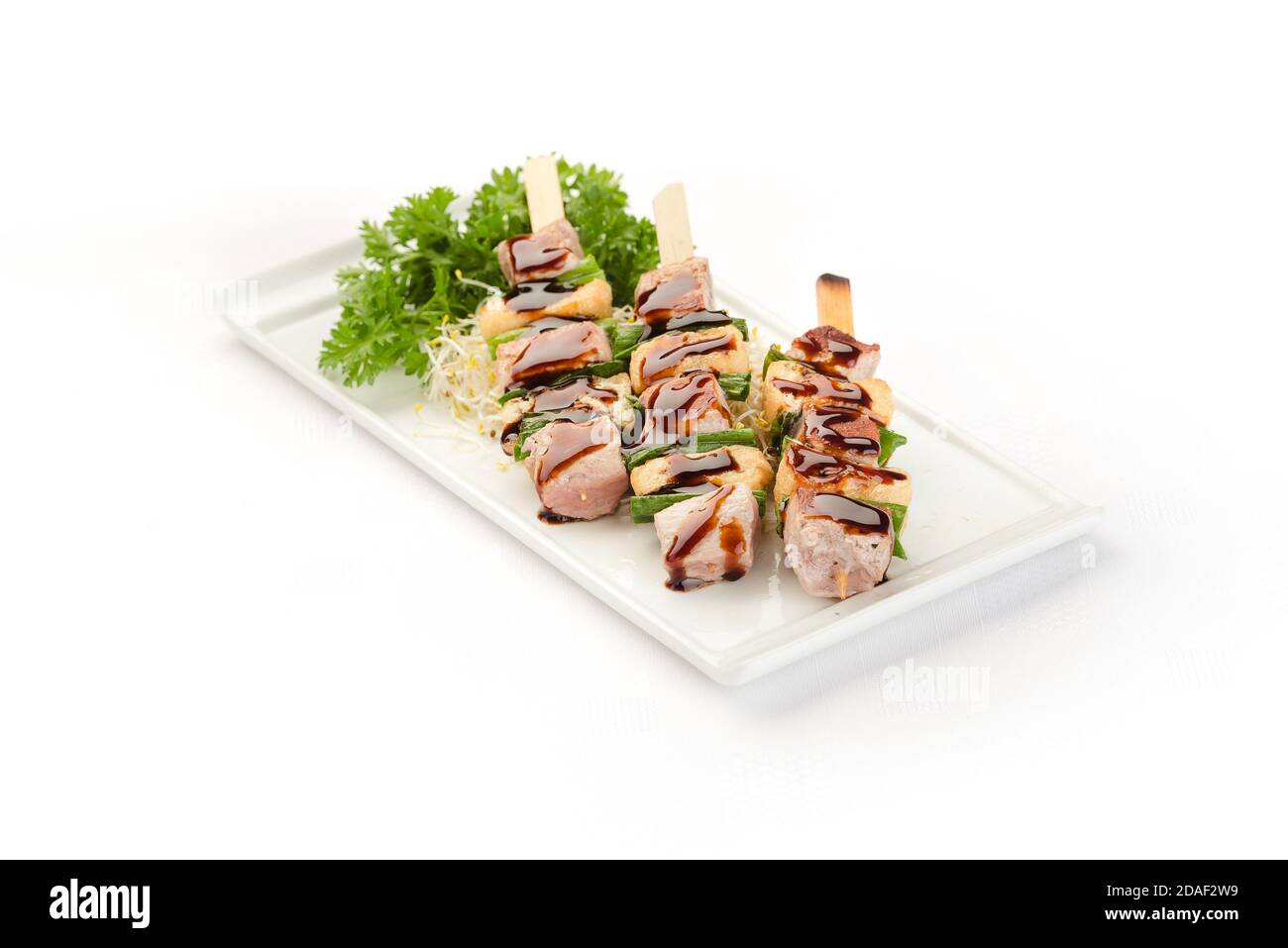 Yakitori cibo giapponese pollo alla griglia su sfondo bianco. Foto Stock