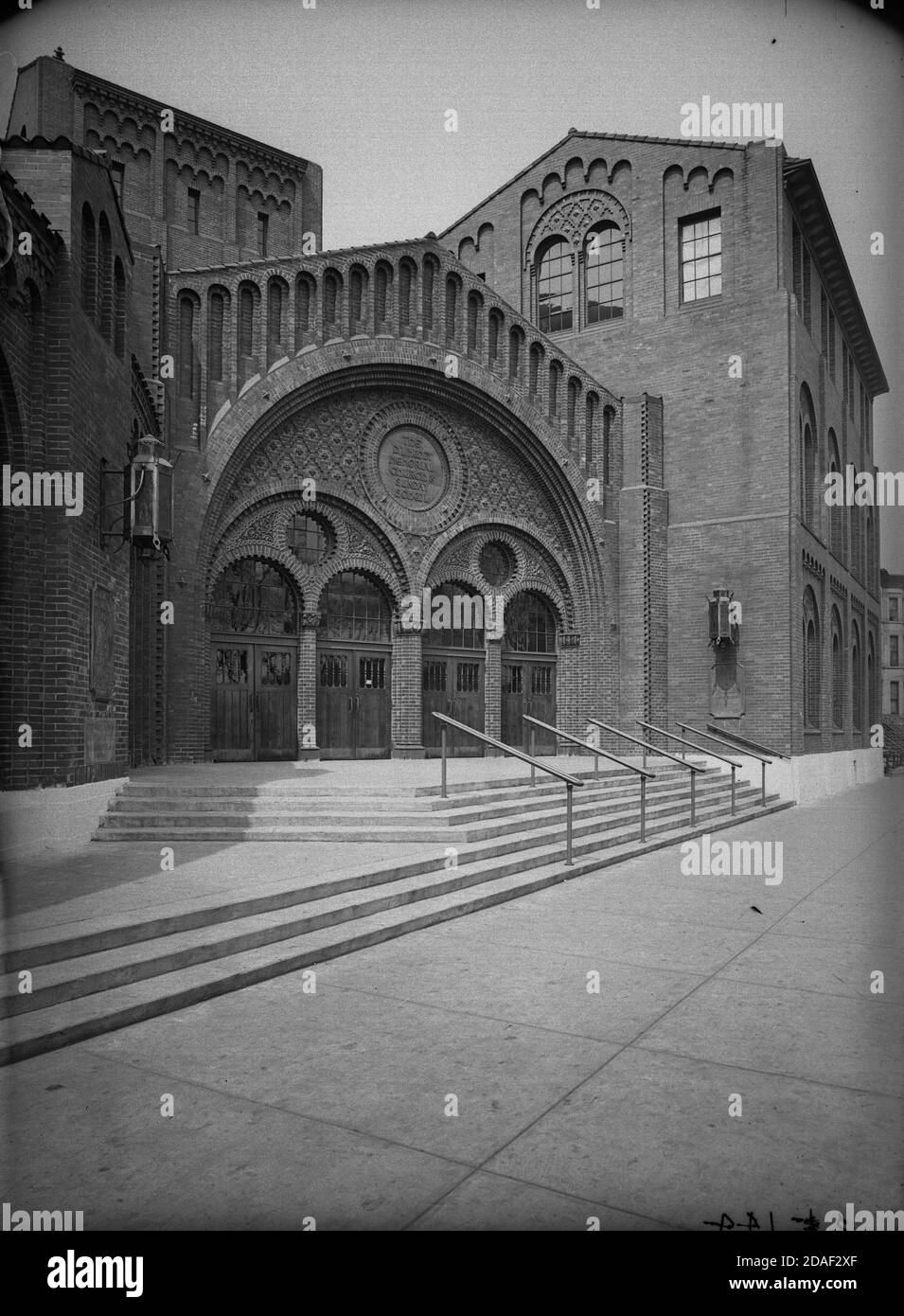 Dettaglio di ingresso alla Moody Memorial Church, architetto Fugard e Knapp, al 1635 North LaSalle Street, a Chicago, Illinois, circa 1923-1936. Foto Stock