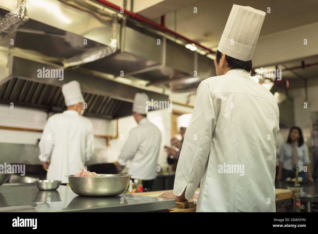 Chef al lavoro Foto Stock