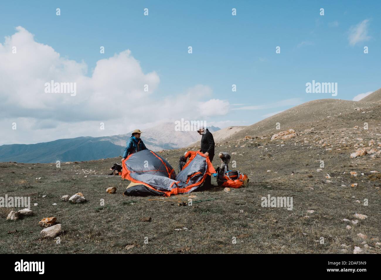 Russia, Dagestan - Settembre, 21, 2020:due uomini hanno allestito una tenda turistica sulla cima della montagna. Foto Stock