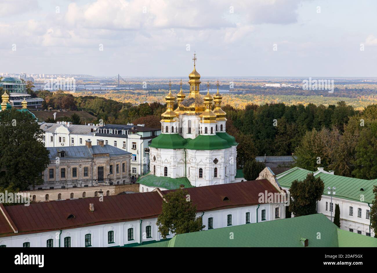 Kiev, Ucraina - 29 settembre 2018: Vista aerea della città di Kiev con chiese, edifici nuovi e vecchi. Architettura antica e moderna nella capitale Ucraina, Foto Stock