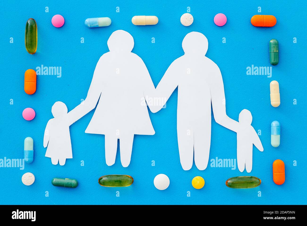 Capsule e pillole mediche a forma di famiglia, vista dall'alto Foto Stock