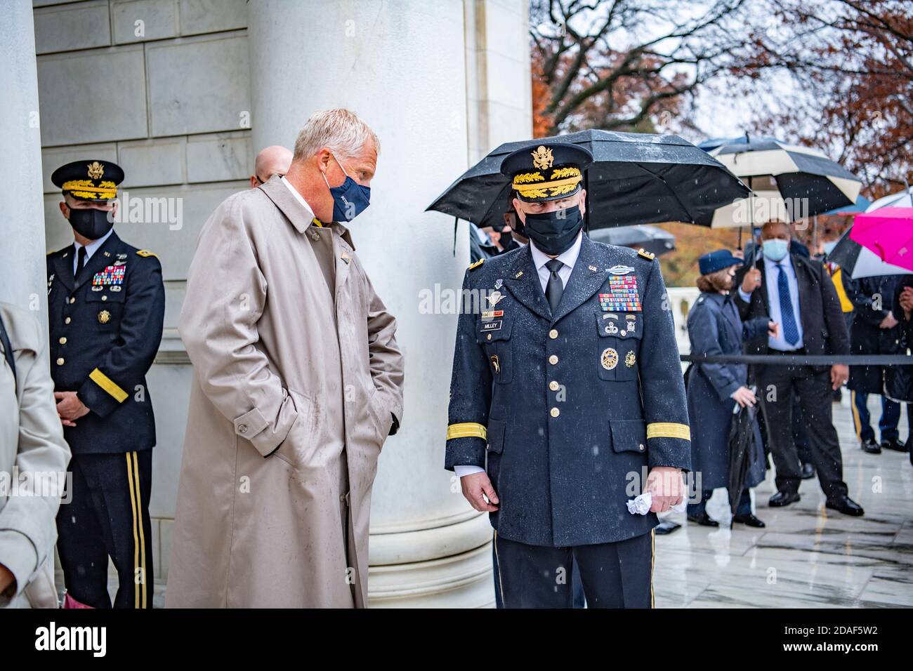 Arlington, Stati Uniti d'America. 11 Nov 2020. Arlington, Stati Uniti d'America. 11 novembre 2020. Mark Milley, il presidente dei Joint Chiefs degli Stati Uniti, a destra, si trova presso il segretario di stato per la difesa Christopher Miller durante gli eventi del Veterans Day presso il cimitero nazionale di Arlington il 11 novembre 2020 ad Arlington, Virginia. Credito: Elizabeth Fraser/U.S.A. Army Photo/Alamy Live News Foto Stock