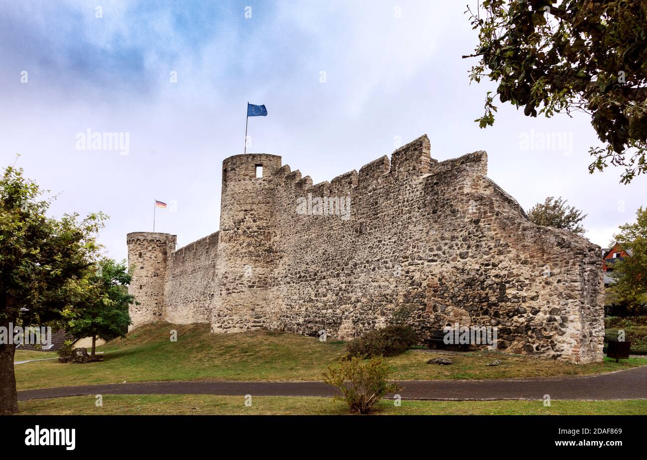 Fortificazioni cittadine del 13 ° secolo, con mura della città, merli e torri di difesa Foto Stock