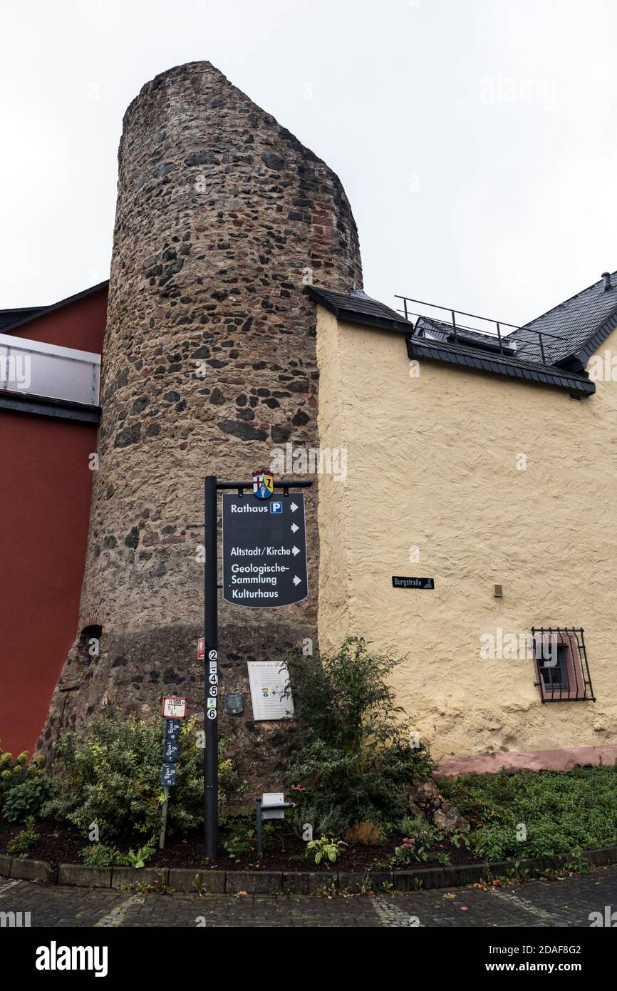 Fortificazioni cittadine del 13 ° secolo, con mura della città, merli e torri di difesa Foto Stock