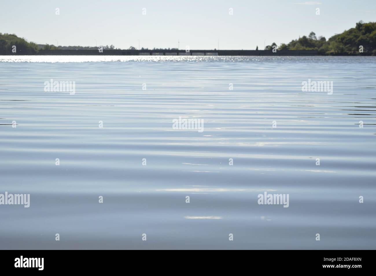 vista sull'acqua con linee e toni azzurri dal movimento del vento Foto Stock