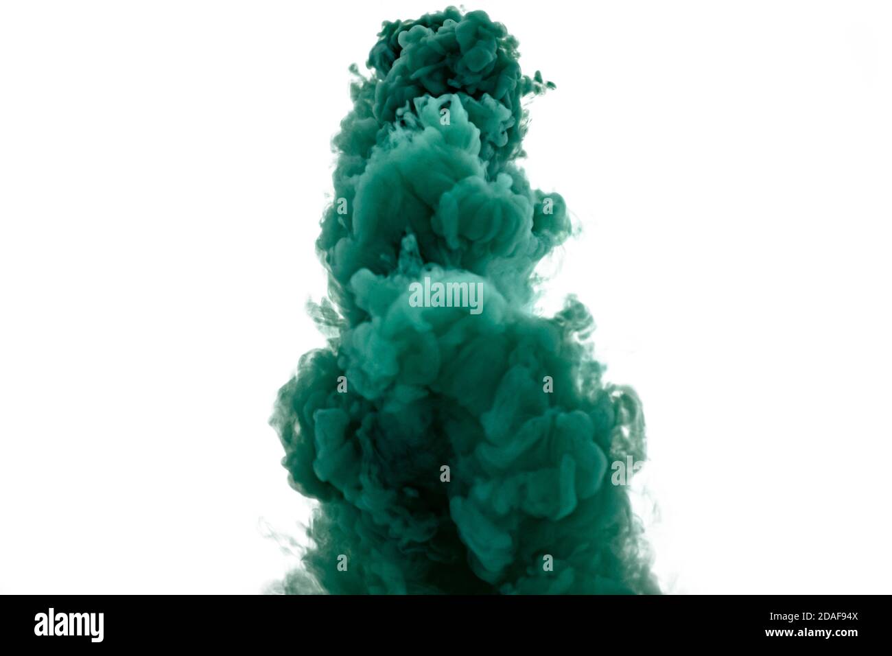 Bomba di fumo verde che esplode su sfondo bianco Foto Stock
