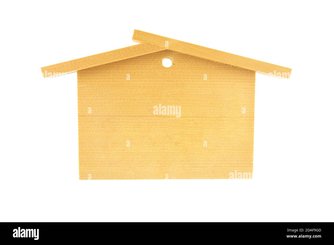 Una piccola casa di legno con tetto a tegole, isolata su sfondo bianco con un percorso di ritaglio. Foto Stock