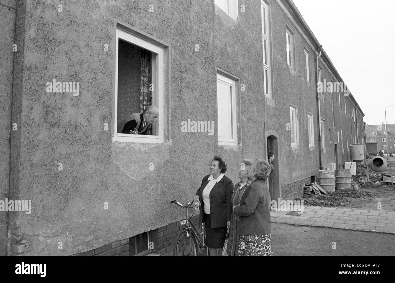 30 novembre 1983, Sassonia, Eilenburg: Conversazioni in una finestra. Nuovi bagni sono installati in edifici di appartamenti degli anni '50 e '60 nell'autunno 1984. Data esatta della registrazione non nota. Foto: Volkmar Heinz/dpa-Zentralbild/ZB Foto Stock