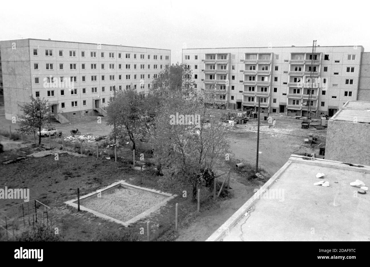 30 novembre 1984, Sassonia, Eilenburg: Nella zona di sviluppo di Eilenburg Ost, nuovi edifici residenziali sono stati costruiti a metà degli anni '80. Di fronte sono già le case finite. Data esatta della registrazione non nota. Foto: Volkmar Heinz/dpa-Zentralbild/ZB Foto Stock