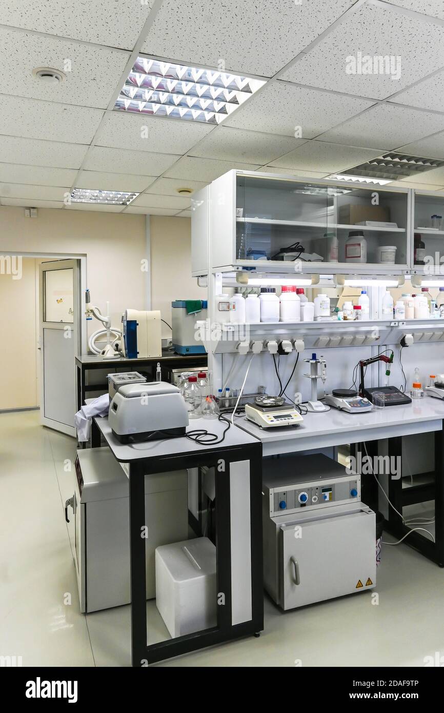 In un laboratorio scientifico biologico. Sala da laboratorio con mobili e strumenti. Foto Stock