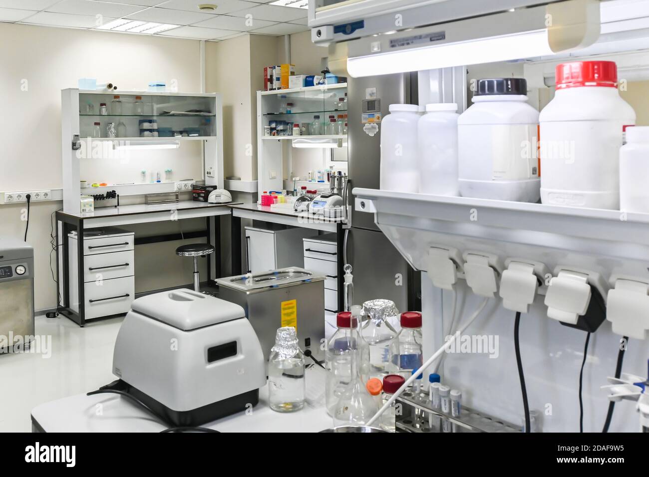 In un laboratorio scientifico biologico. Sala da laboratorio con mobili e strumenti. Foto Stock