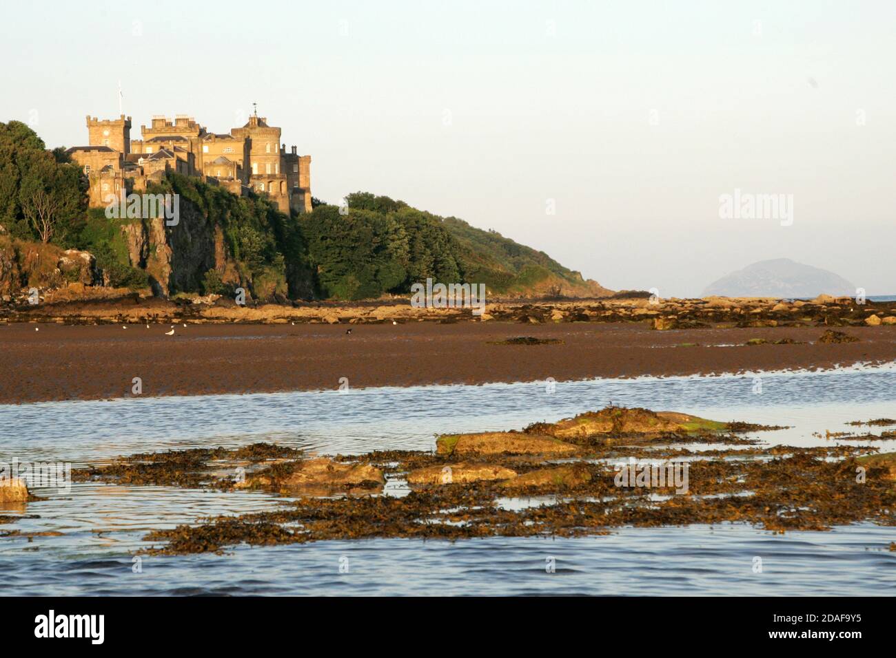 Culzean Castle, Ayrshire, South Ayrshire, Scozia, Regno Unito. Generalmente considerato un gioiello nella corona del National Trust of Scotland. Il magistrale architettonico progettato da Robert Adam si trova in alto sulle scogliere che si affacciano sul Firth of Clyde sulla costa occidentale della Scozia Foto Stock