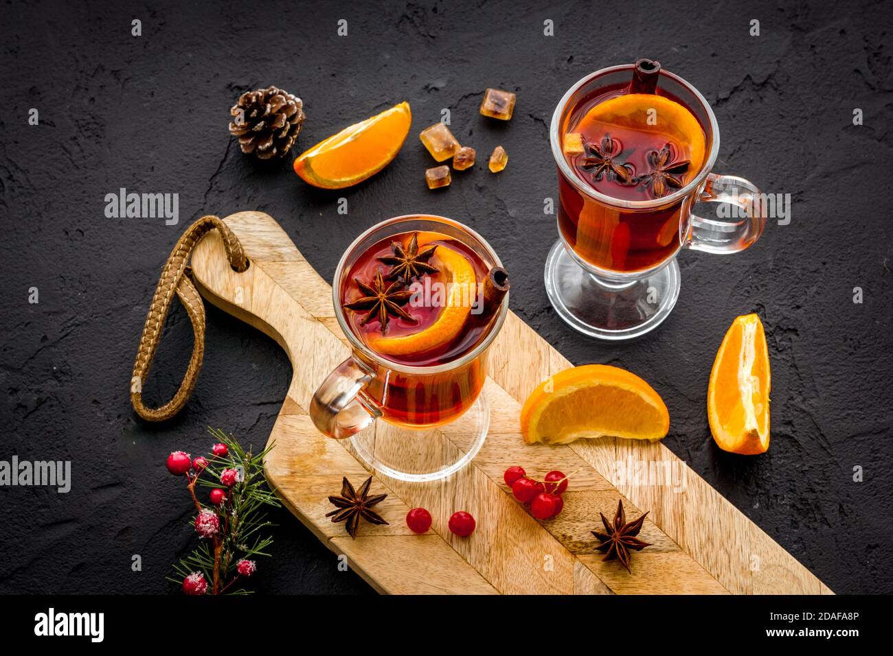 Bicchieri di VIN brulé - bevanda calda con spezie Foto stock - Alamy