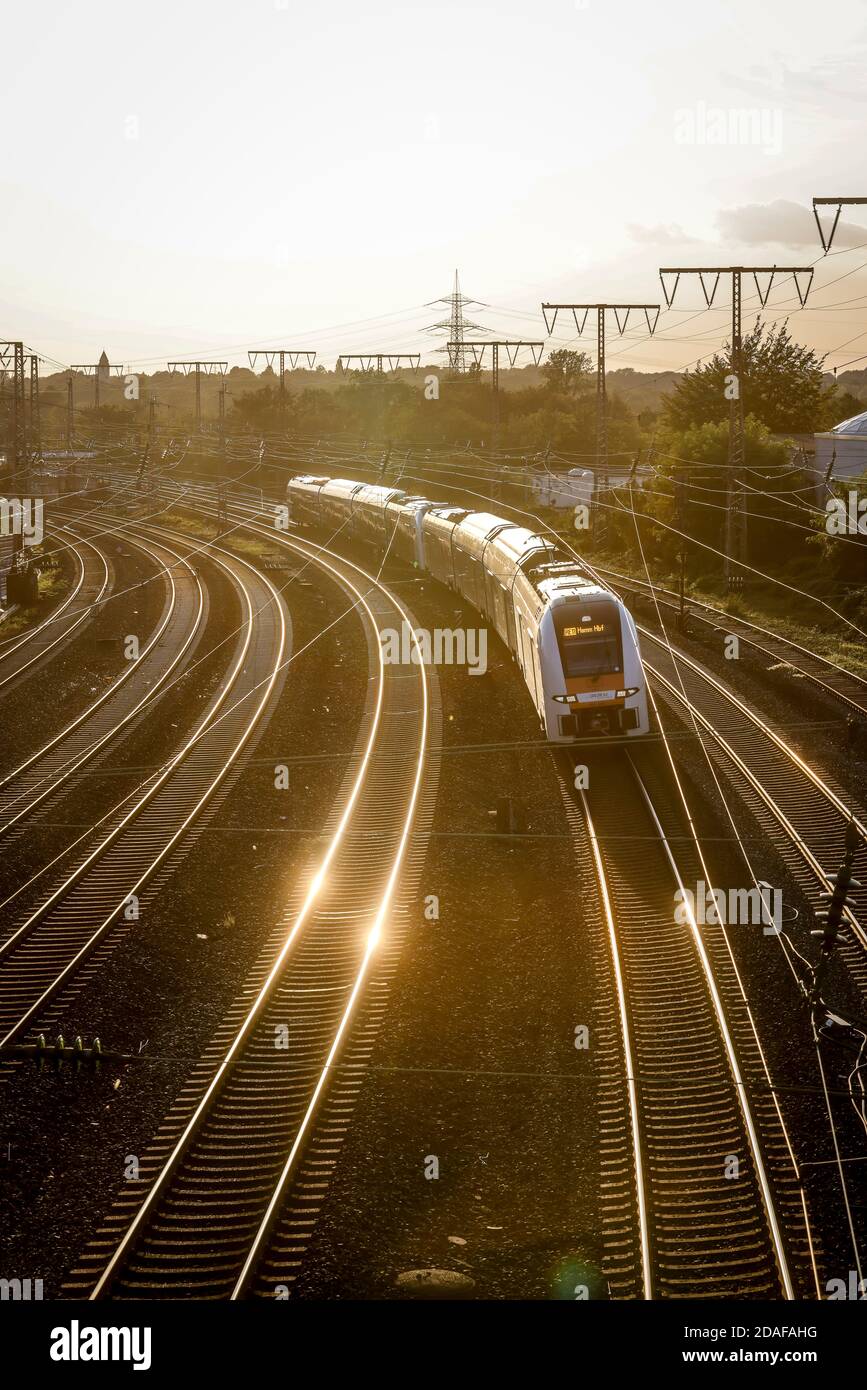 Essen, zona della Ruhr, Renania Settentrionale-Vestfalia, Germania - piste contro la luce del sole serale, treno RRX per Hamm. Foto Stock