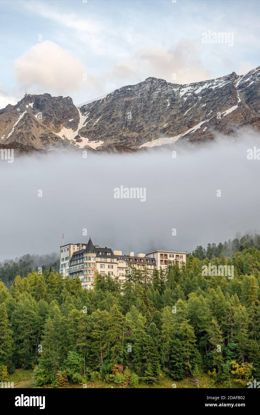 Waldhaus Hotel in un paesaggio montano panoramico, Sils-Maria, Svizzera Foto Stock