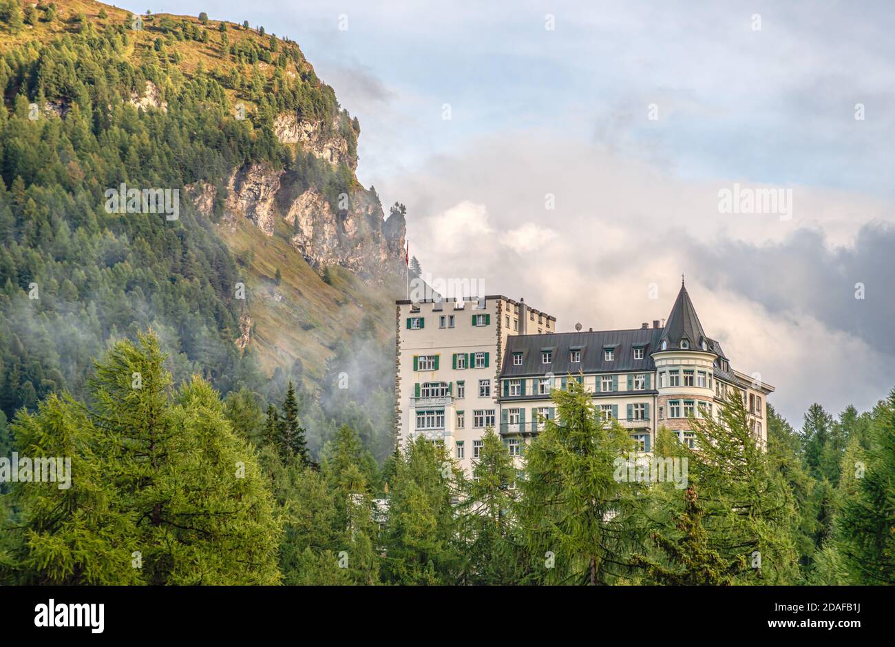 Waldhaus Hotel in un paesaggio montano panoramico, Sils-Maria, Svizzera Foto Stock