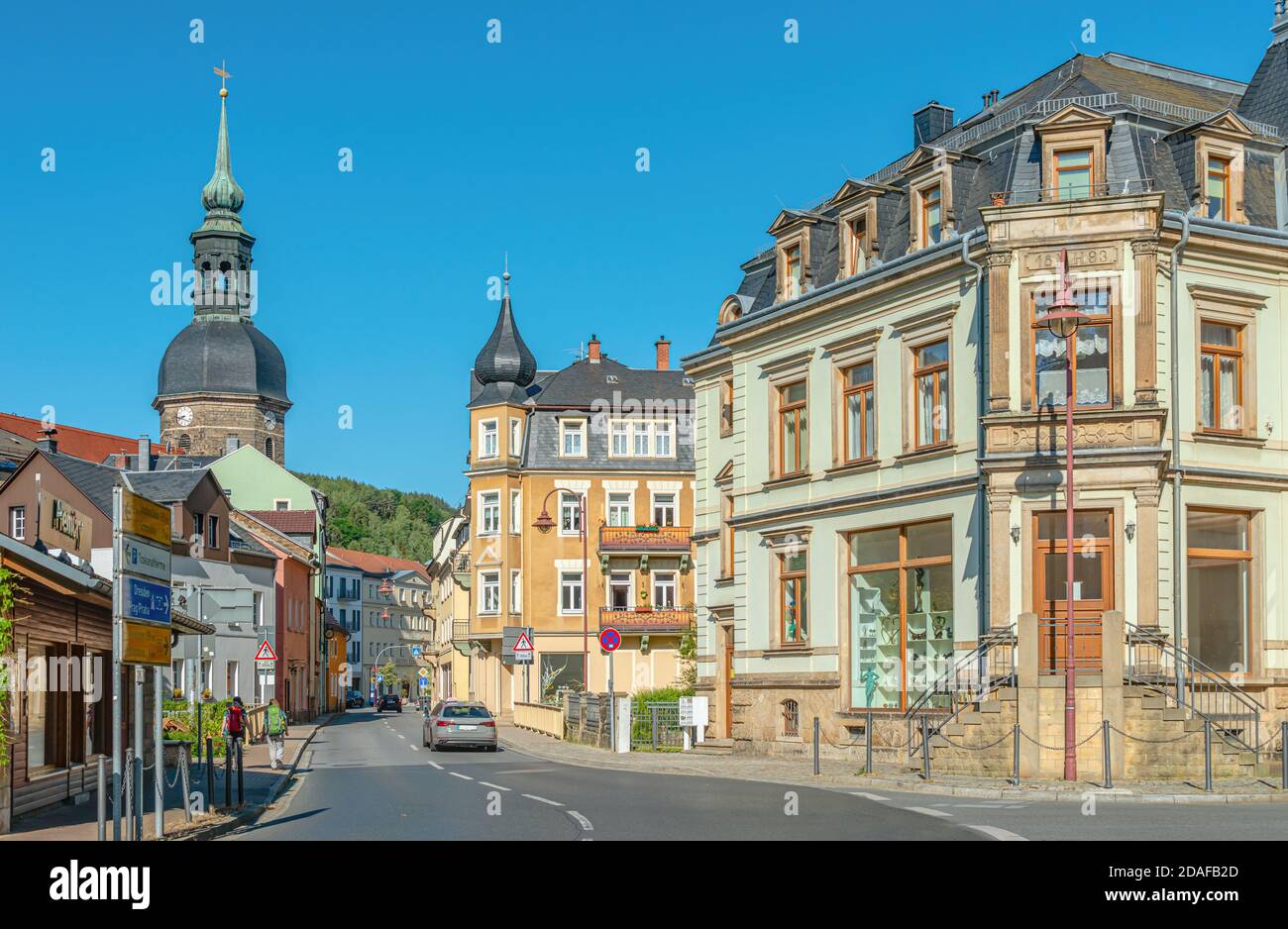 Vista sulla città di Bad Schandau nelle montagne di pietra arenaria dell'Elba, Sassonia, Germania Foto Stock