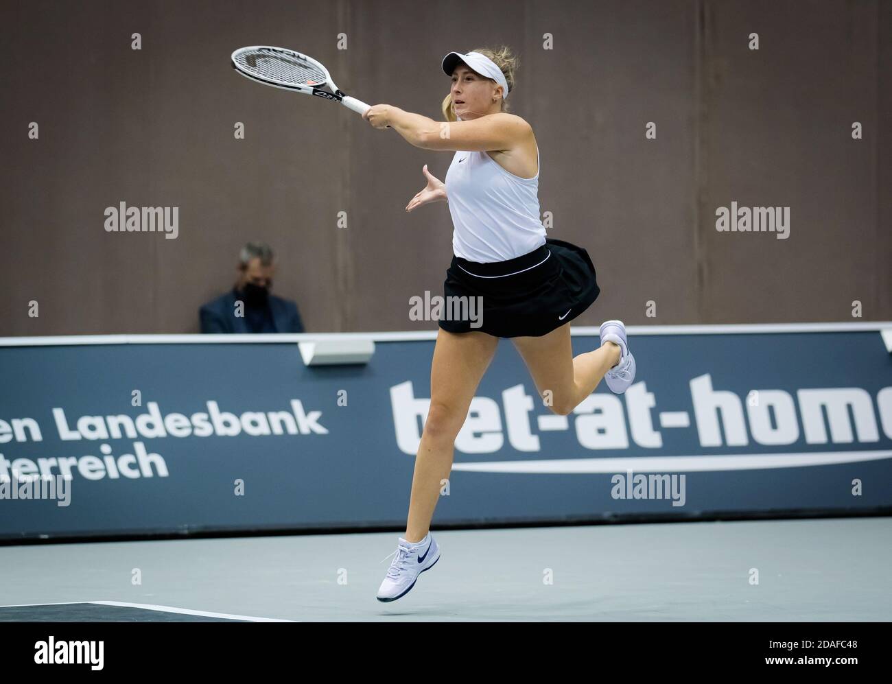 Julia Wachaczyk, della Germania, gioca in doppio con Laura Ioana Paar Al 2020 Upper Austria Ladies Linz WTA torneo internazionale di tennis Il 9 novembre P. Foto Stock