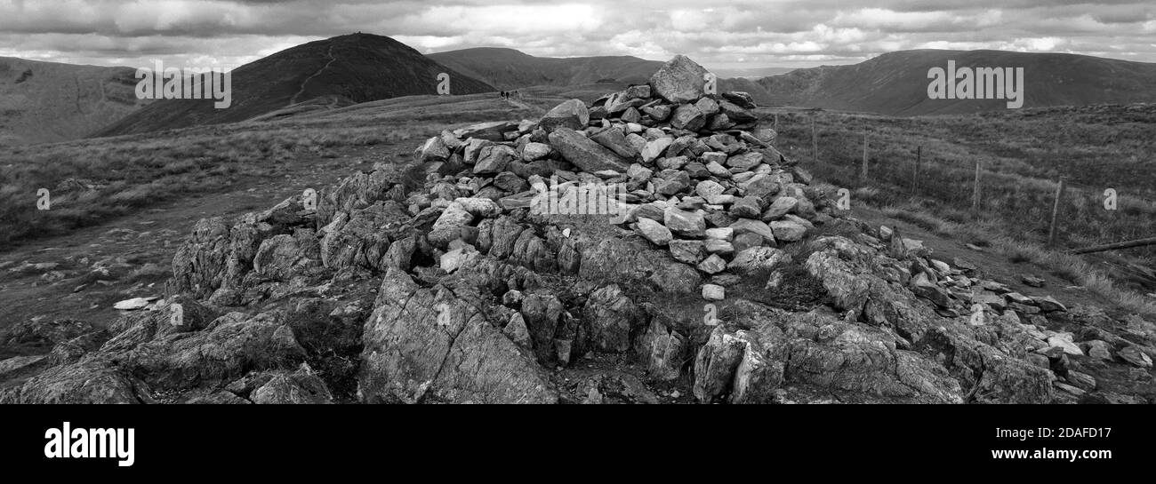 La cima Cairn del giogo cadde, la valle di Hartsop, il passo di Kirkstone, Lake District National Park, Cumbria, Inghilterra, UK yoke Fell è uno dei 214 Wainwrigh Foto Stock