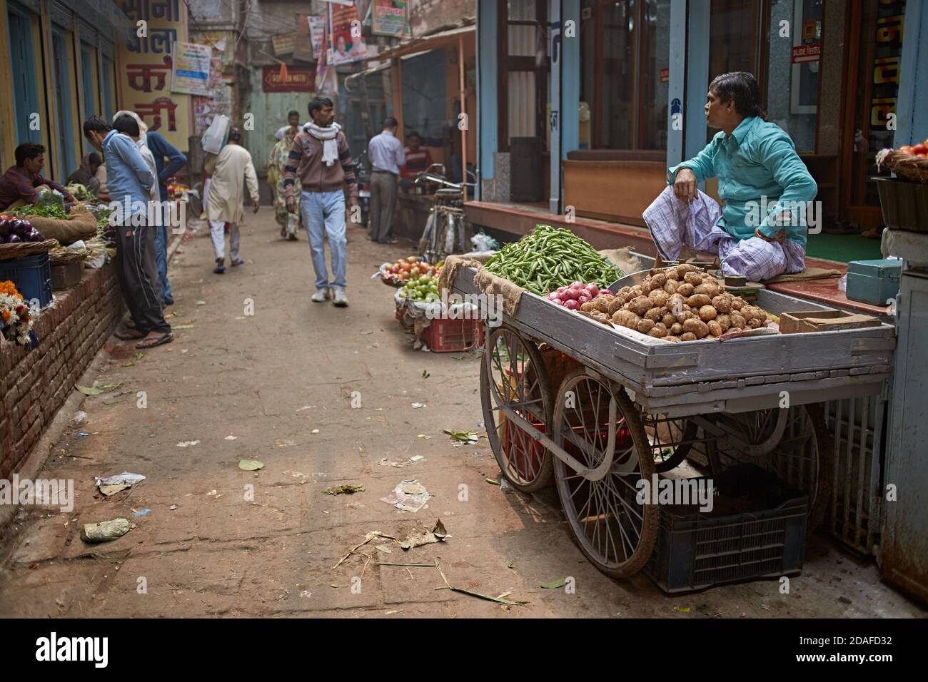 Varanasi, India, dicembre 2015. Venditore di frutta di strada. Foto Stock