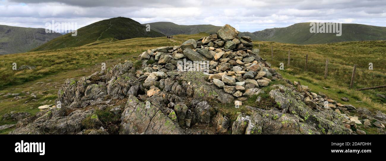 La cima Cairn del giogo cadde, la valle di Hartsop, il passo di Kirkstone, Lake District National Park, Cumbria, Inghilterra, UK yoke Fell è uno dei 214 Wainwrigh Foto Stock