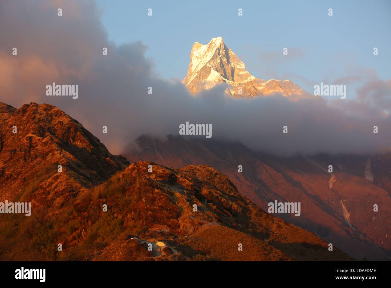 (201112) -- POKHARA, 12 novembre 2020 (Xinhua) -- Foto mostra lo scenario della catena montuosa di Annapurna in Nepal il 10 novembre 2020. (Foto di Tang Wei/Xinhua) Foto Stock