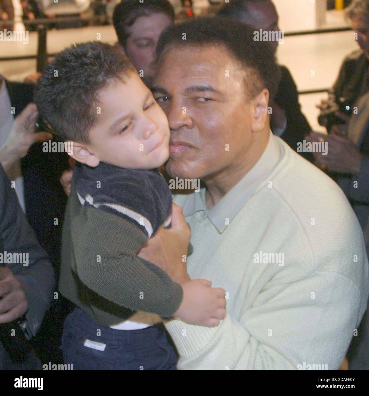 Miami Beach, FL 12-6 -2003 Muhammad Ali incontra i fan al lancio del libro di Muhammad Ali del nuovo libro di Tashens da 75 libbre, "Goat" (il più grande di tutti i tempi), nel sito storico del trionfo di Ali del 1964 su Sonny Liston, il Miami Beach Convention Center. L'evento fa parte della settimana dell'esposizione internazionale d'arte Art Basel nel sud della Florida Photo by Adam Scul/PHOTOlink Foto Stock