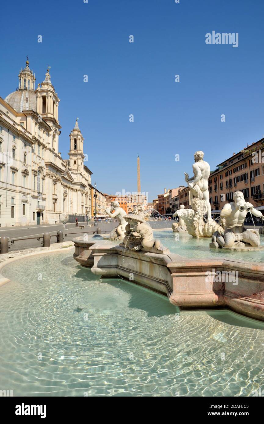 Italia, Roma, Piazza Navona, fontana del Moro e chiesa di Sant'Agnese in Agone Foto Stock