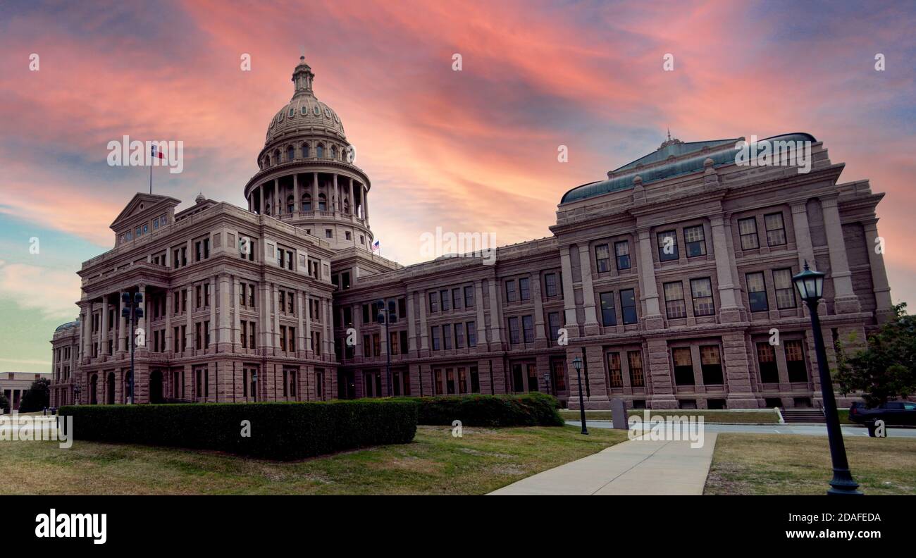 Vista sull'edificio del Campidoglio del Texas con tetto a cupola In pietra granite rossa al tramonto al crepuscolo con rosa e cielo di colore arancione Foto Stock
