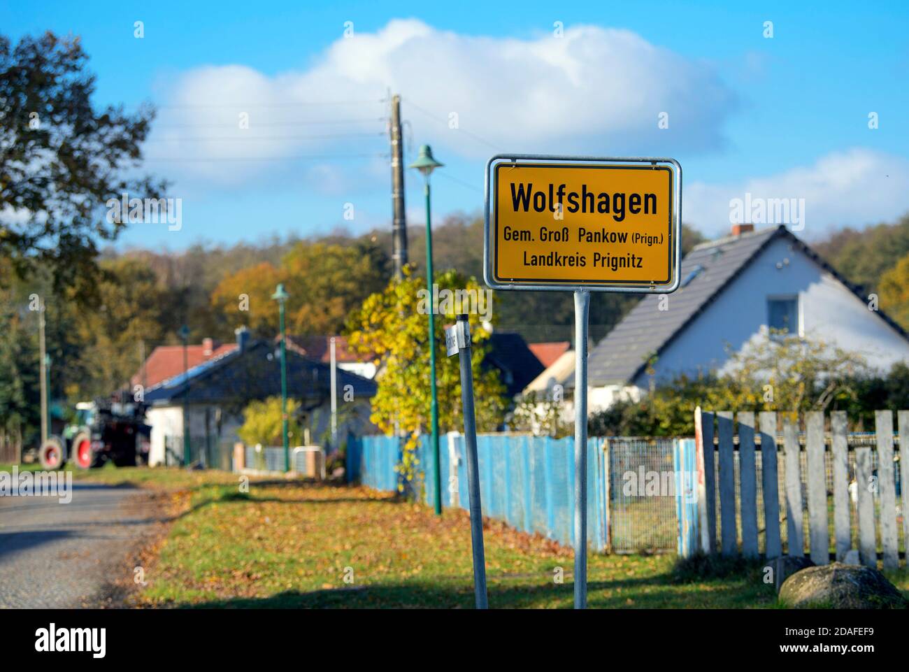 04 novembre 2020, Brandeburgo, Wolfshagen: Il cartello all'ingresso del villaggio vicino Perleberg nel Prignitz, con l'iscrizione 'Wolfshagen, Gem. Groß Pankow, Landkreis Prignitz'. Il villaggio idilliaco sullo Stepenitz è stato menzionato per la prima volta nei documenti nel 14 ° secolo. Tuttavia, i cavalieri tedeschi scoprirono la zona 200 anni prima e costruirono un castello. Il castello fu poi costruito dove sorgeva la fortezza e la torre. Oggi è un luogo di museo ed evento. L'edificio del mulino è un altro luogo di interesse. L'edificio elencato apparteneva al castello e, guidato dall'acqua di uno Stepen Foto Stock