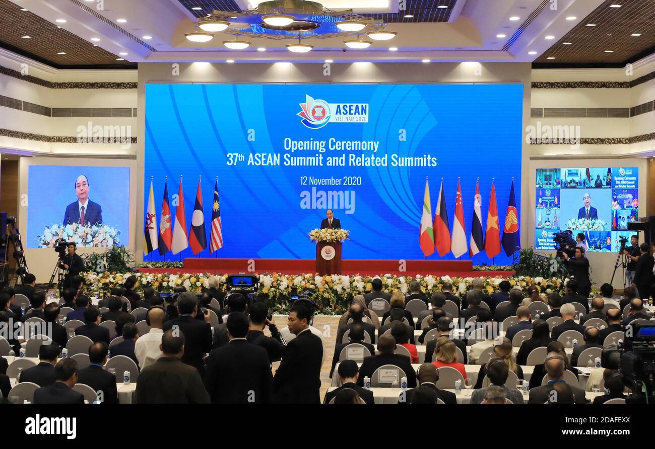 Hanoi, Vietnam. 12 Nov 2020. Il primo ministro vietnamita Nguyen Xuan Phuc ha tenuto un discorso alla cerimonia di apertura del 37° vertice ASEAN e dei vertici ad esso collegati ad Hanoi, in Vietnam, il 12 novembre 2020. Giovedì, l'Associazione delle nazioni del Sud-Est Asiatico (ASEAN) ha aperto il suo 37° vertice sotto la presidenza del Vietnam tramite videoconferenza, con particolare attenzione alla ripresa dalla COVID-19 e al ruolo del blocco nel mondo post-pandemico. Il 37° vertice ASEAN e i relativi vertici sono previsti per oltre 20 eventi ad alto livello, dal 12 al 15 novembre. Credit: VNA/Xinhua/Alamy Live News Foto Stock