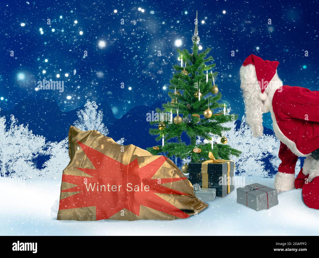 pubblicità di vendita invernale con babbo natale che mette i regali sotto Un albero di Natale Foto Stock