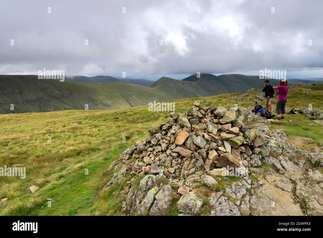 Gli escursionisti al Summit Cairn di Caudale Moor Fell, Hartsop Valley, Kirkstone Pass, Lake District National Park, Cumbria, Inghilterra, UK Caudale Moor Fell Foto Stock