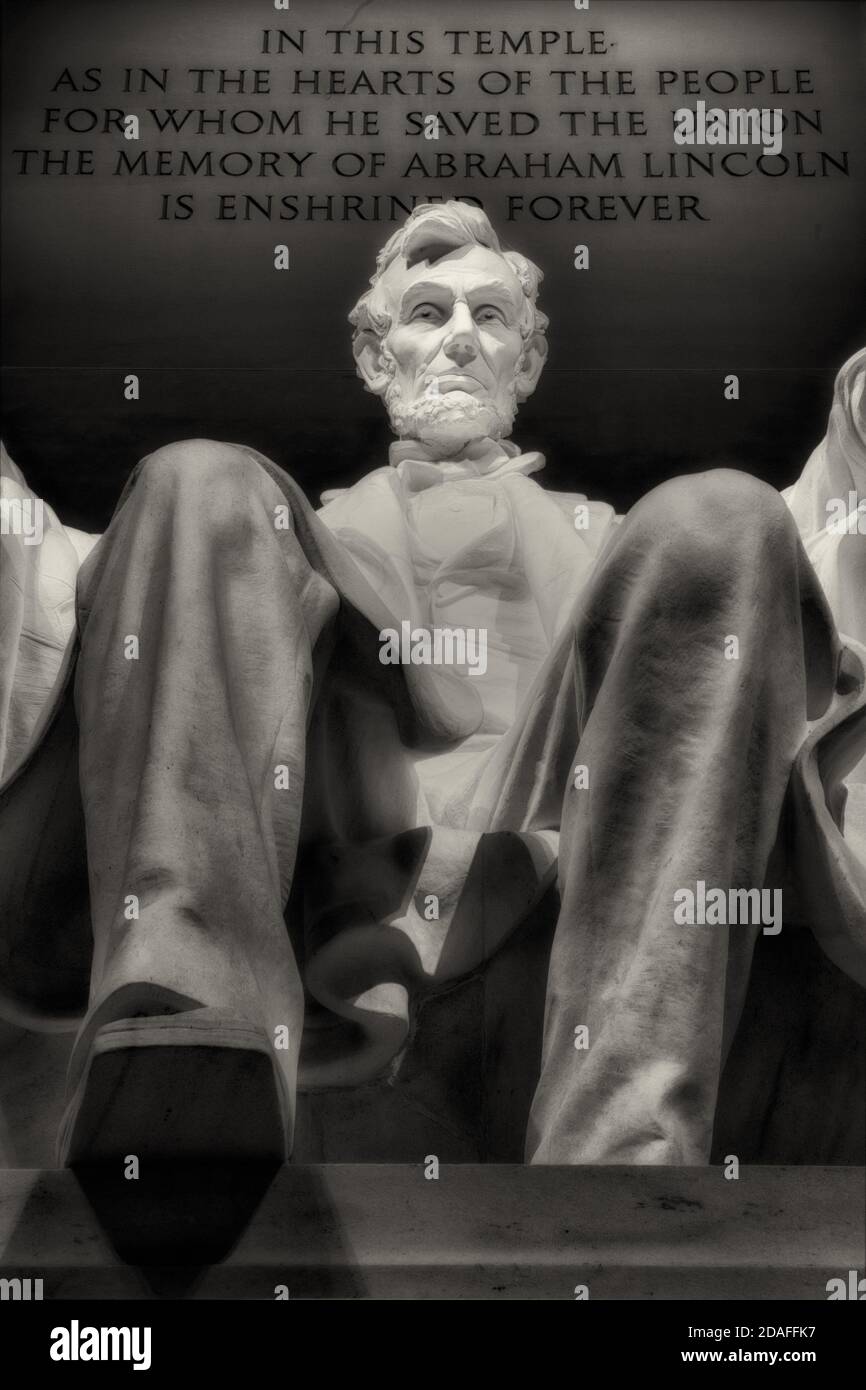 'In questo tempio B+W' questa statua di Abraham Lincoln si trova all'interno del Lincoln Memorial. Daniel Chester Finch ha scolpito la statua. Foto Stock