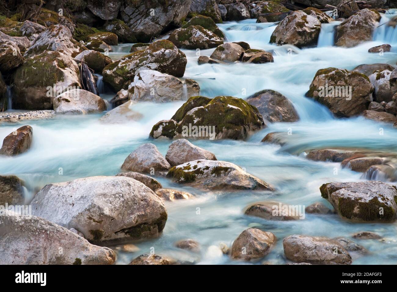 L'acqua chiara nel fiume con rocce Foto Stock