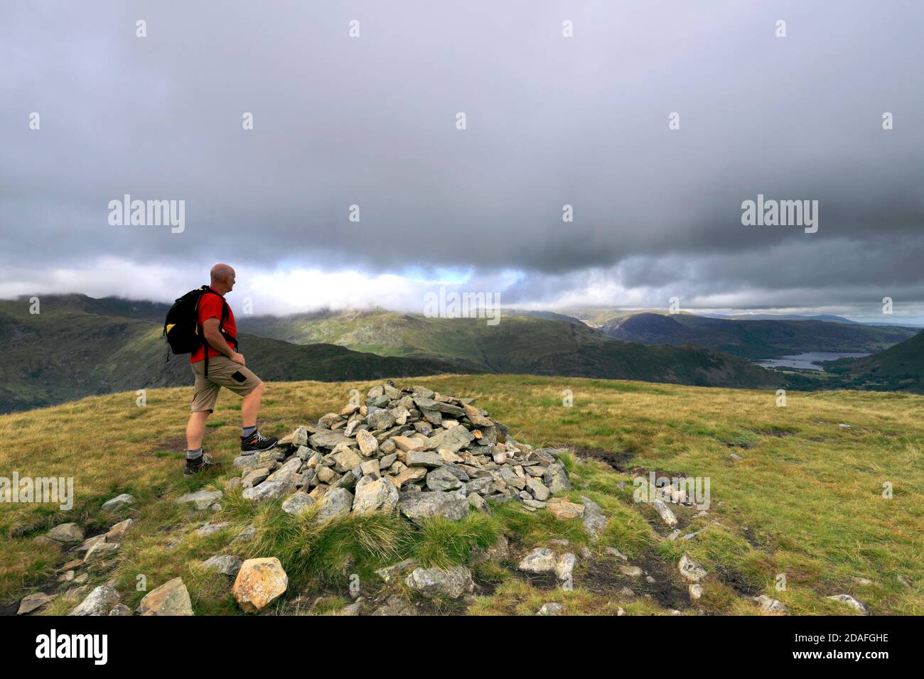 Walker al Summit Cairn di Hartsop Dodd Fell, Hartsop villaggio, passo Kirkstone, Lake District National Park, Cumbria, Inghilterra, Regno Unito Hartsop Dodd cadde Foto Stock