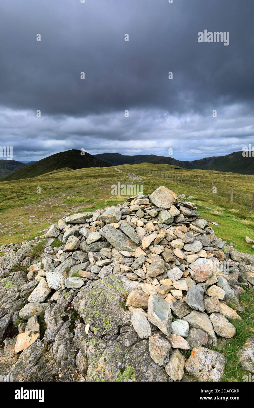 La cima Cairn del giogo cadde, la valle di Hartsop, il passo di Kirkstone, Lake District National Park, Cumbria, Inghilterra, UK yoke Fell è uno dei 214 Wainwrigh Foto Stock