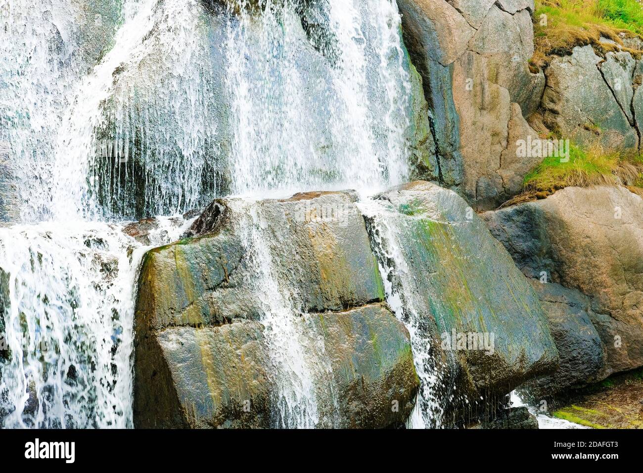 Cascata nelle scogliere finlandesi settentrionali, parco paesaggistico Sapokka, Kotka, Finlandia. Foto Stock